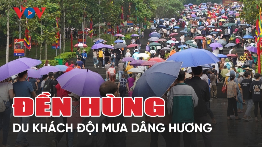 Người dân nô nức đổ về đền Hùng ngày chính lễ